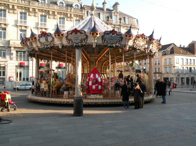  Le manège de la Place de l'Hôtel de Ville